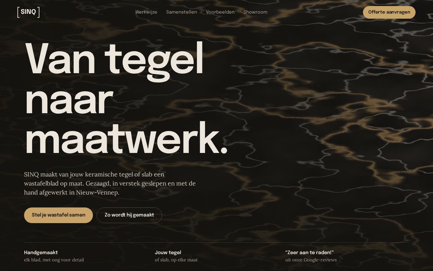 Richting A op een laptop: donkere pagina met de kop Van tegel naar maatwerk over zwart marmer