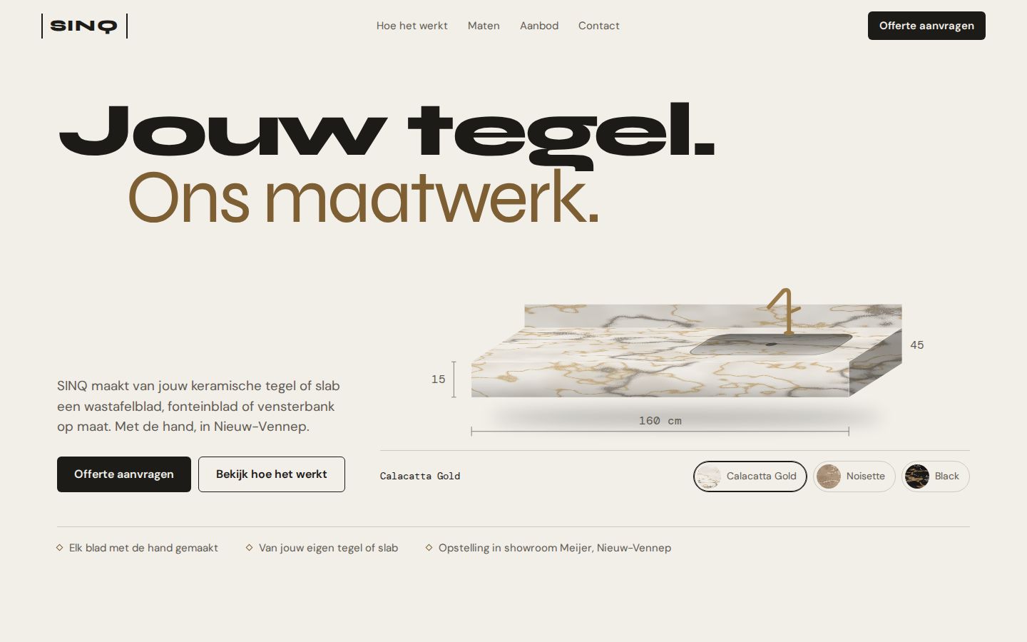 Richting B op een laptop: lichte pagina met de kop Jouw tegel. Ons maatwerk. en een wastafel in Calacatta Gold