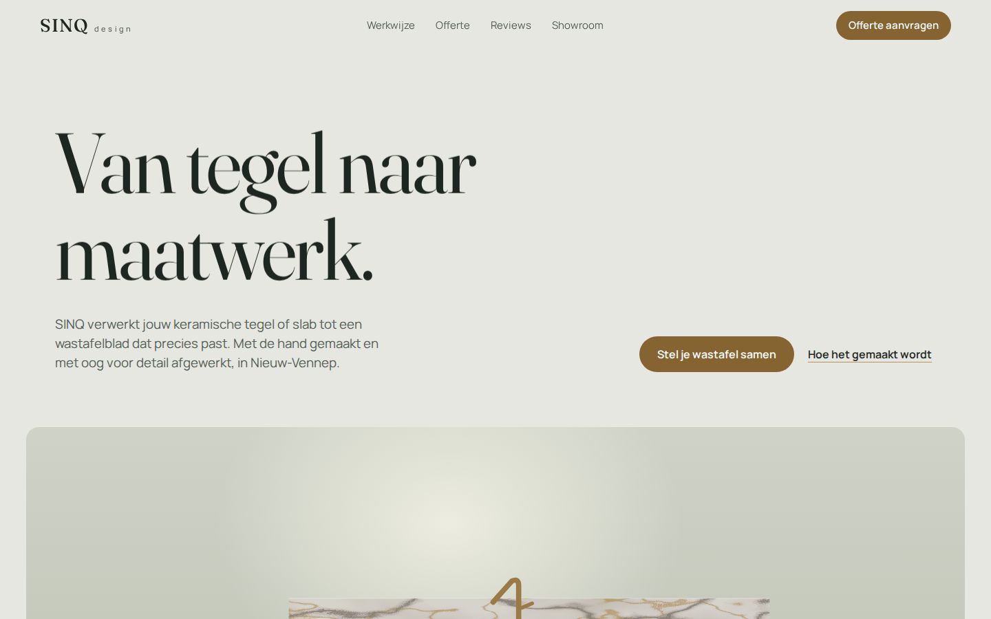 Richting C op een laptop: lichte kalkkleurige pagina met een serif-kop en een wastafel in een badkamerwand